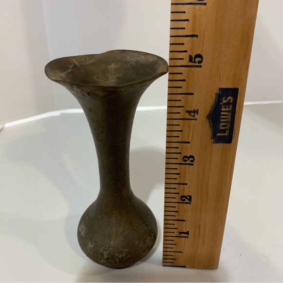 Vintage brass bud vase with lots of patina size 5” high 1940’s etched design - Picture 5 of 6